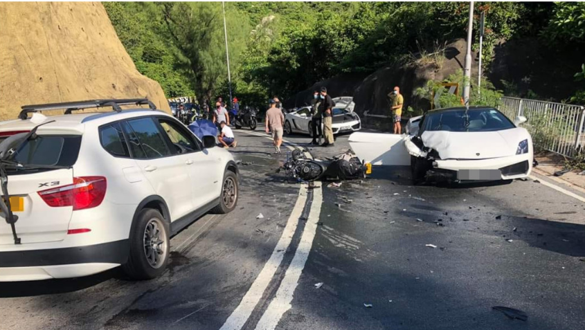 港媒:香港发生严重车祸,摩托车与跑车迎头相撞,女骑手受重创|摩托车