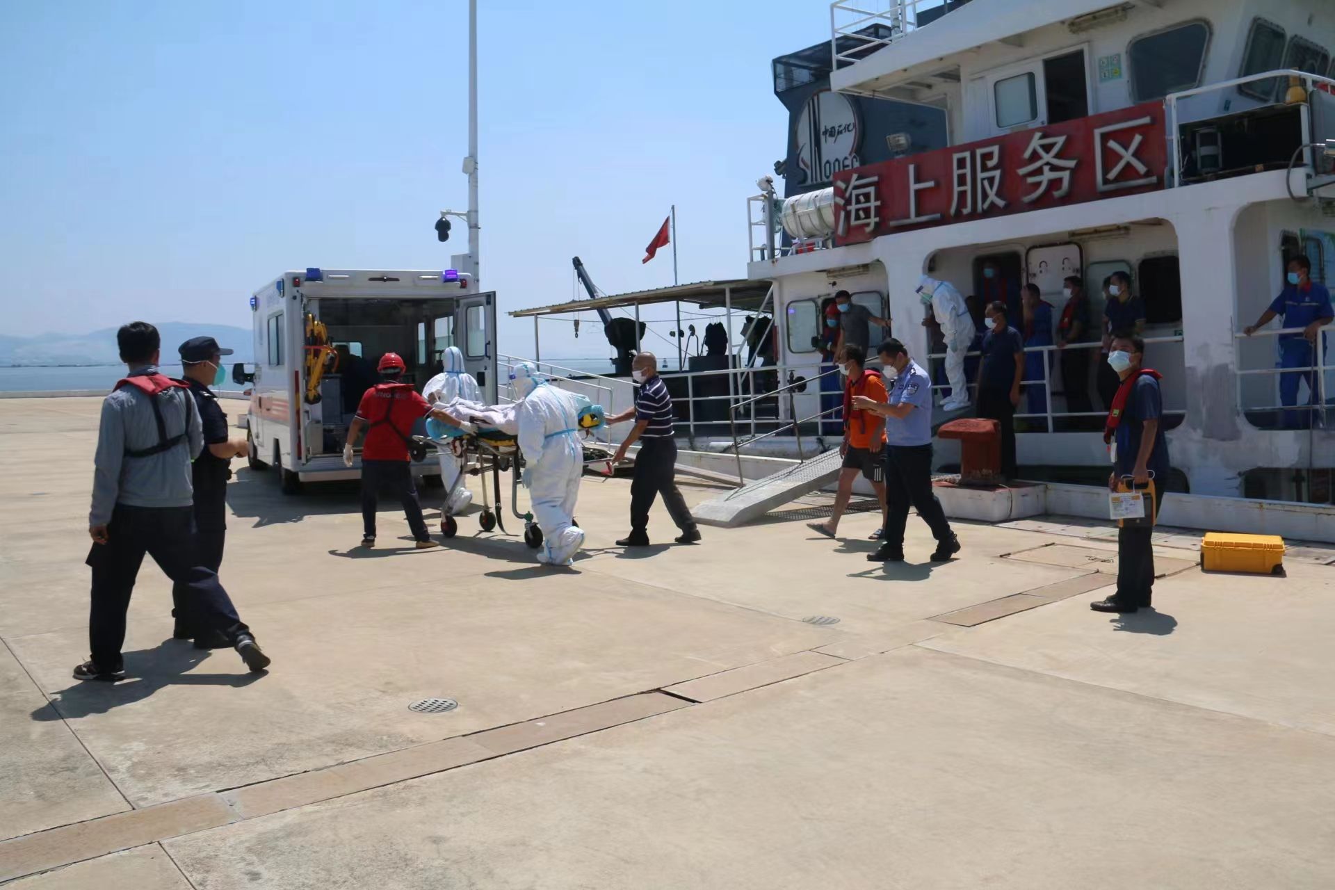 深圳市海洋综合执法支队海上紧急救援昏迷船员