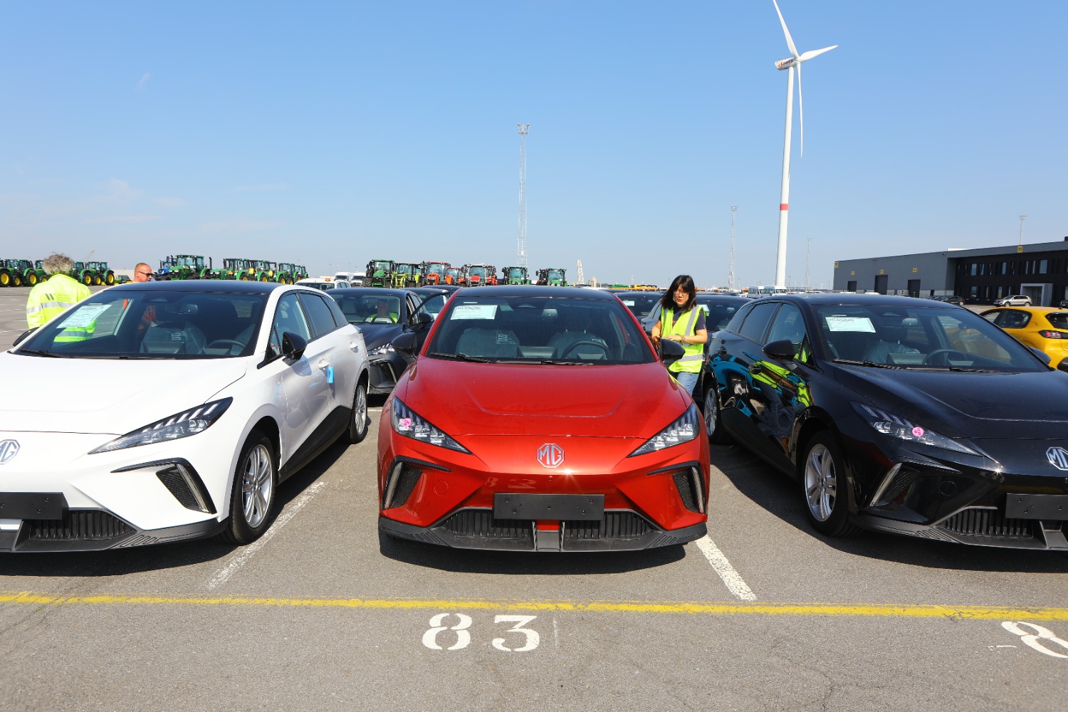 　　图为首批上汽MG“全球纯电超能跨界车”9月2日上午抵达比利时泽布吕赫港。