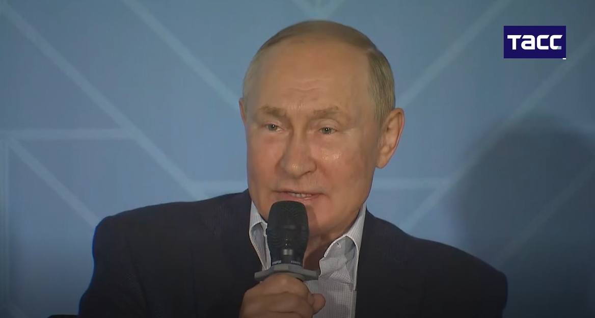 俄总统普京9月5日在堪察加视察期间发表关于“俄罗斯是’日出之国‘”的观点。图源：塔斯社视频截图
