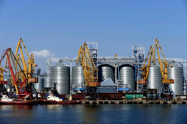 乌克兰敖德萨,"kubrosli y"号货船在港口装载乌克兰小麦