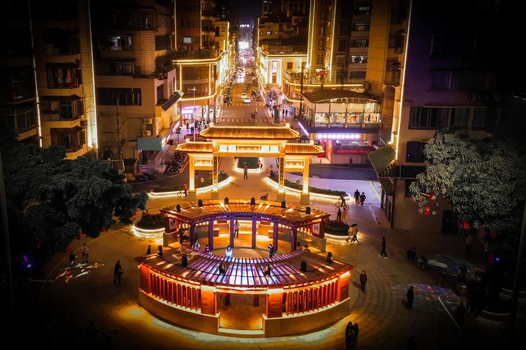 各色流彩脚下的城市夜景尽收眼底灯光亮起清城区美林湖就有!