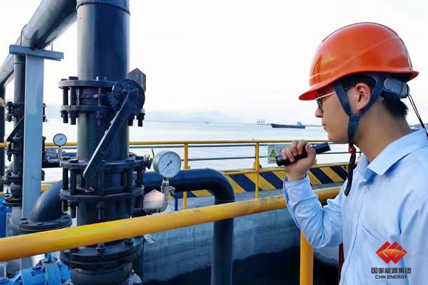 图为生产人员检查码头集水池排污泵排水情况