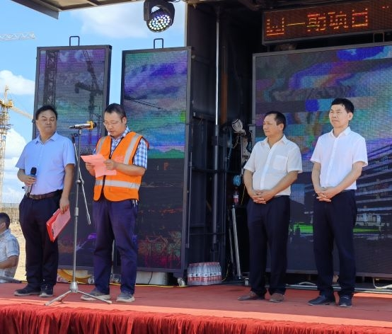 　　▲左图:市委常委、副市长段鸣宣布劳动竞赛活动正式启动。