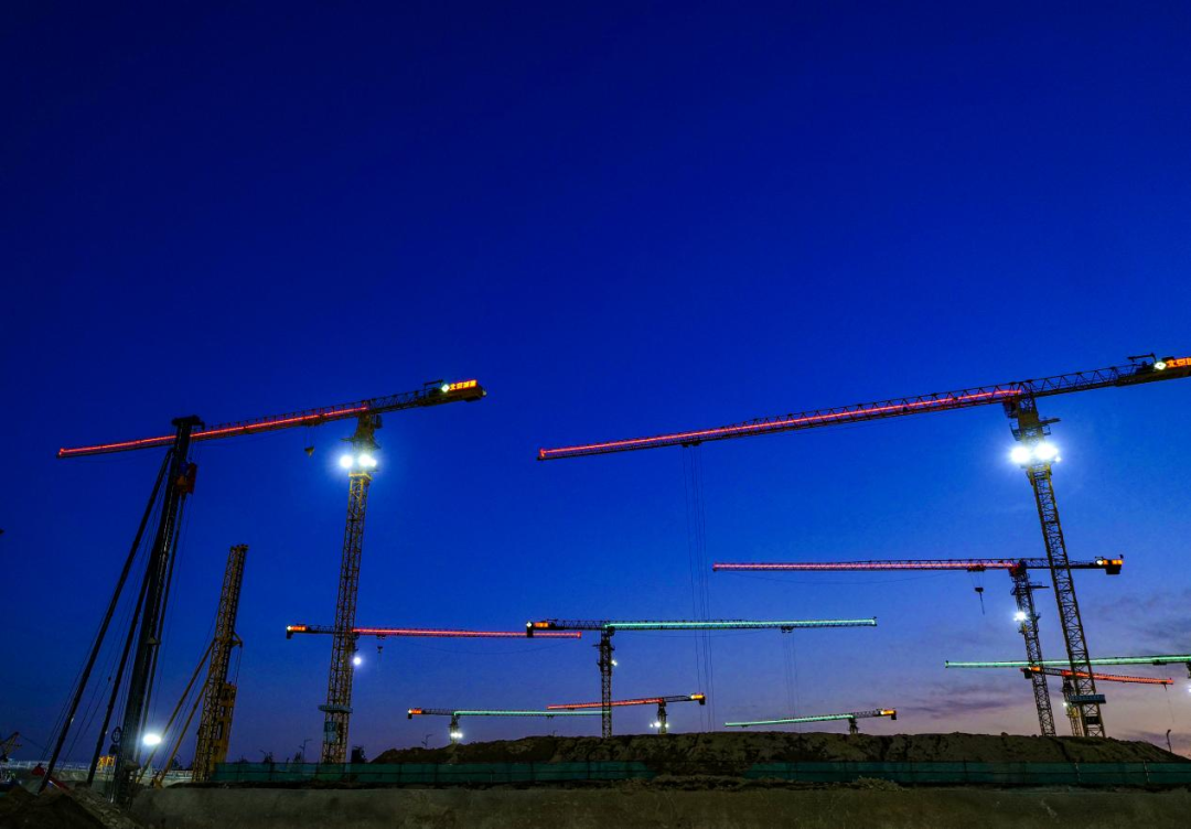 2022年9月4日,夜幕降临,启动区塔吊林立,灯光璀璨.