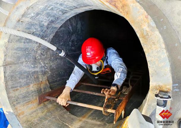图为检修人员深入雨水泵房前池开展雨水前池预防性检查