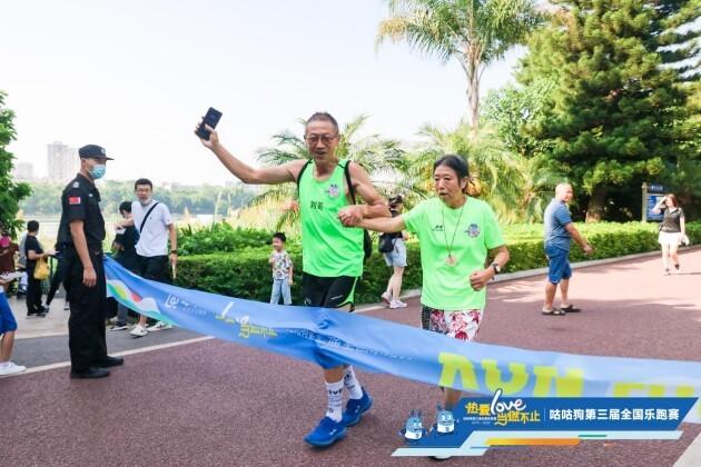 　　咕咕狗乐跑现场家属冲刺
