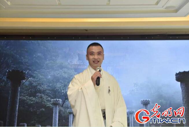 　　新派黄梅戏表演艺术家陈霈然在现场表演。光明网记者 李毅成/摄