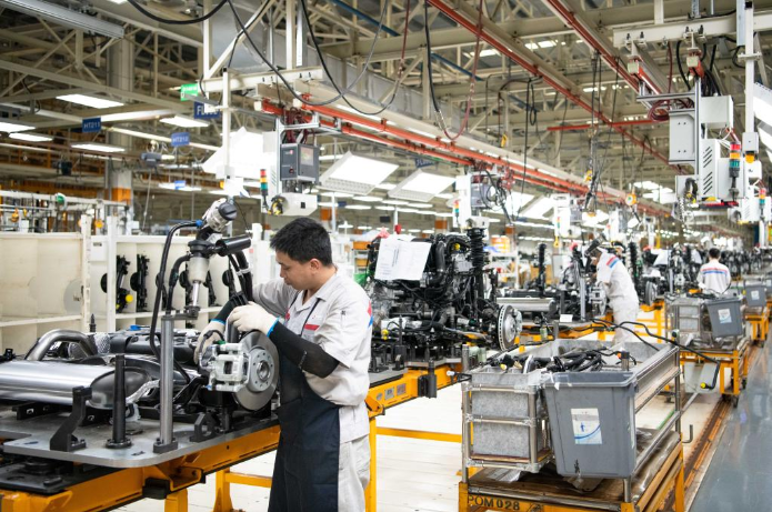 9月3日,工人在神龙汽车有限公司成都分公司总装车间内装配汽车零部件.