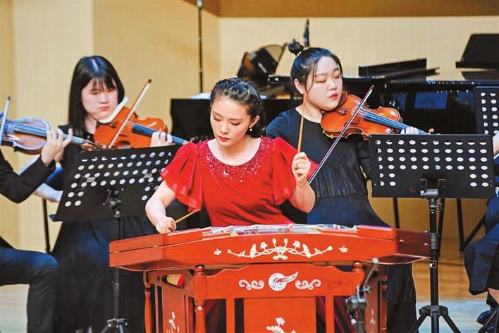 四手联弹短视频走红 “扬琴情侣”深圳启航音乐梦|周婷婷_新浪财经_新浪网