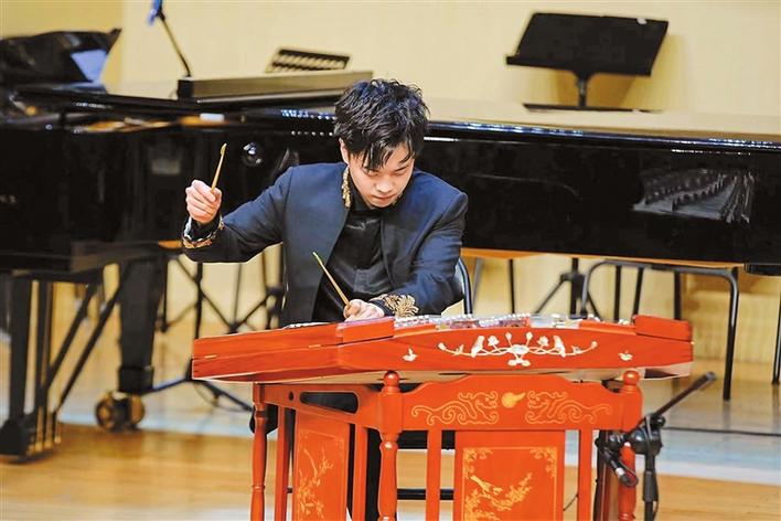 四手联弹短视频走红 “扬琴情侣”深圳启航音乐梦|周婷婷_新浪财经_新浪网
