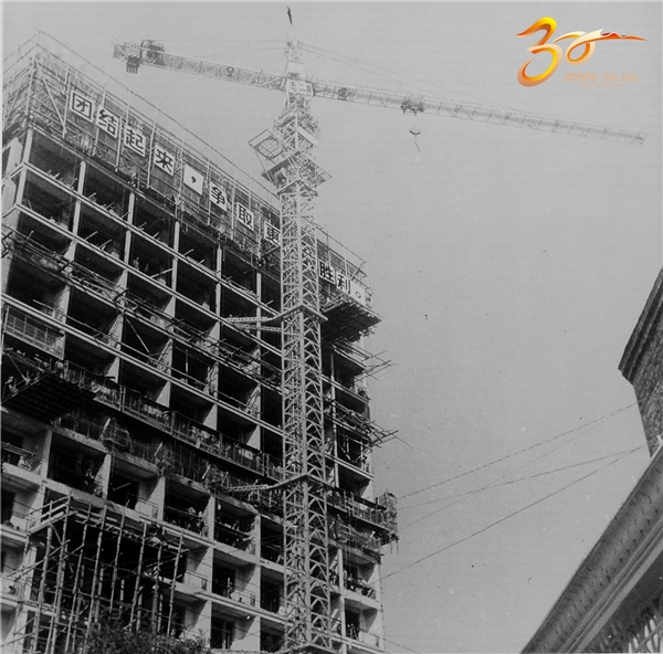　　△1973年中国首台液压技术自升塔机面市