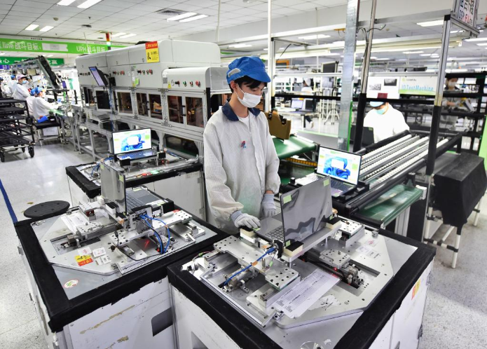 9月3日,仁宝电脑(成都)有限公司员工在岗位上工作.新华社记者 刘坤 摄