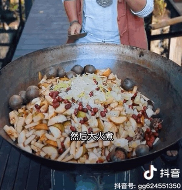 　　锅锅制作秋梨膏