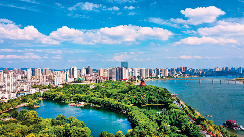 蓝天白云下的株洲市区(2020年8月摄) 株洲市委宣传部供图