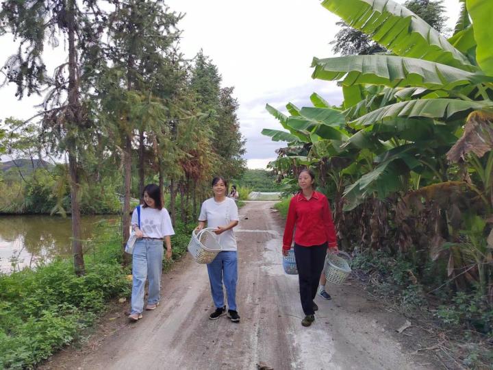 图注:公益真探徐颖探访乡村果园项目地