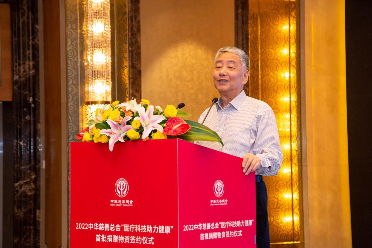 图为烯旺科技董事长冯冠平教授发表演讲