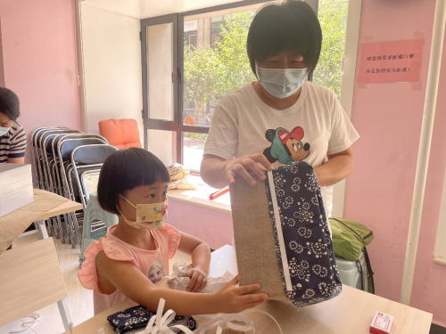 　　“大手拉小手 创意齐步走”亲子主题文化活动，发挥亲子家庭智慧与创意，共同制作民族风收纳盒