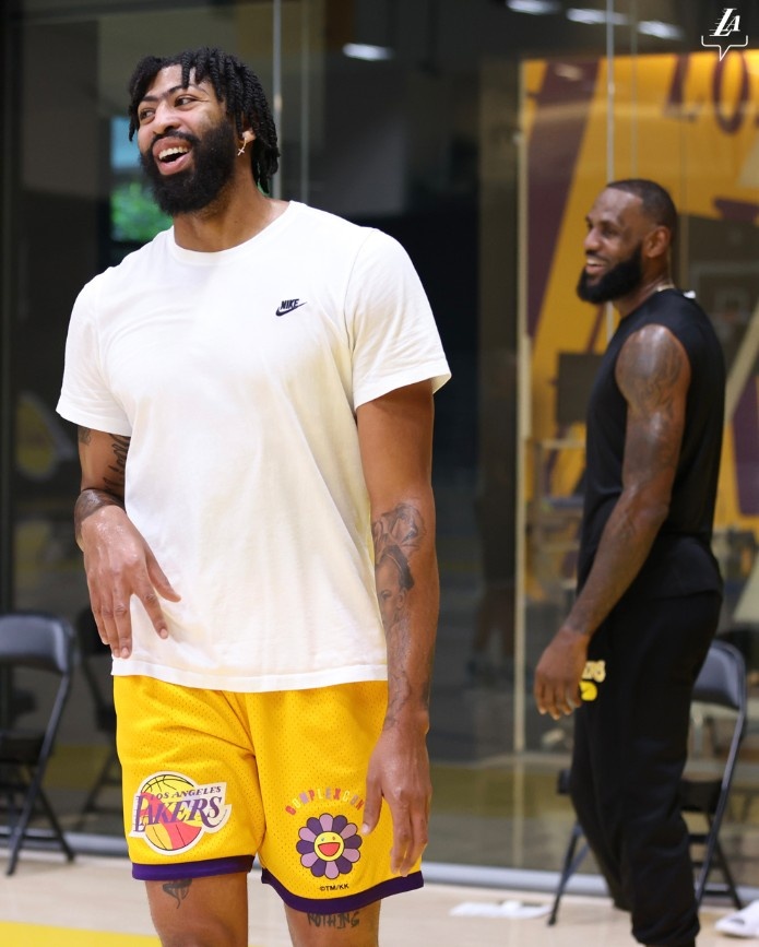 詹姆斯与浓眉联手发威 湖人双星闪耀季后赛征程