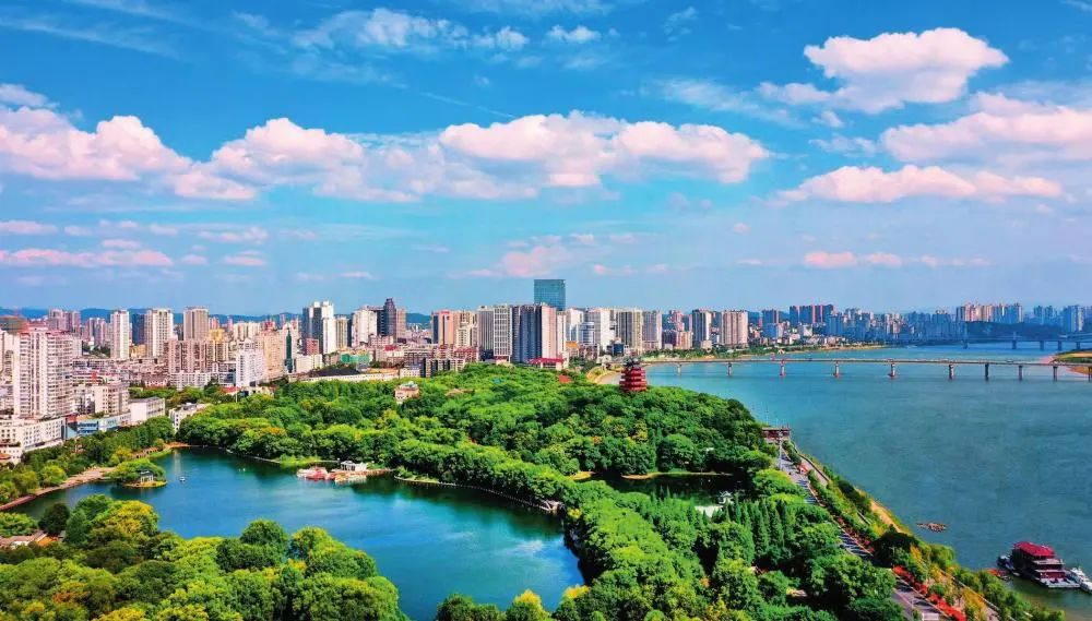 蓝天白云下的株洲市区(2020年8月摄) 株洲市委宣传部供图