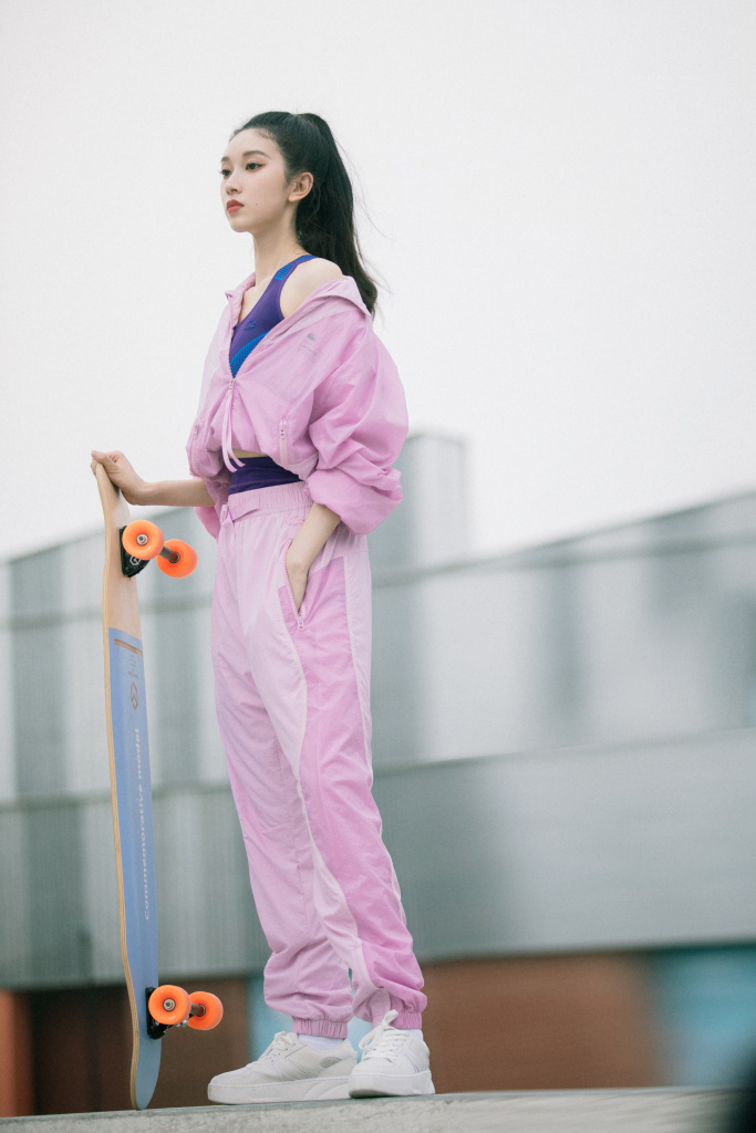 刘令姿粉色系运动写真释出 高扎马尾走青春运动风__财经头条