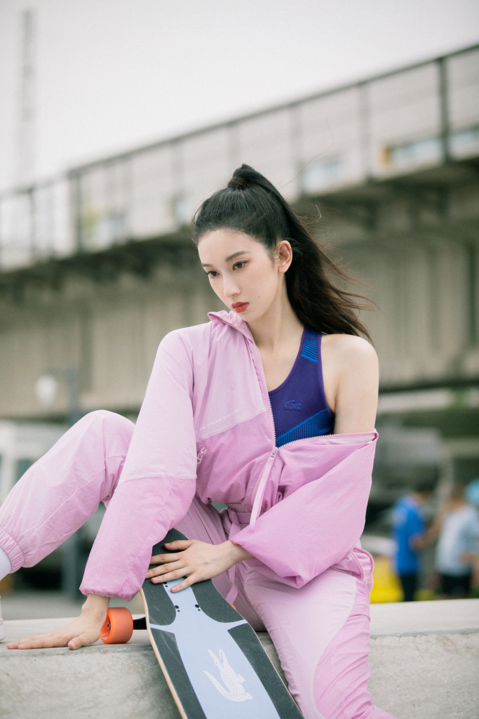 刘令姿粉色系运动写真释出 高扎马尾走青春运动风__财经头条