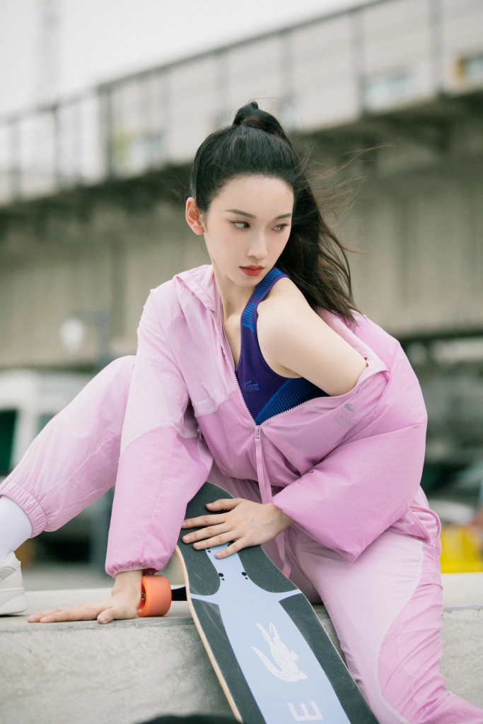 刘令姿粉色系运动写真释出 高扎马尾走青春运动风__财经头条
