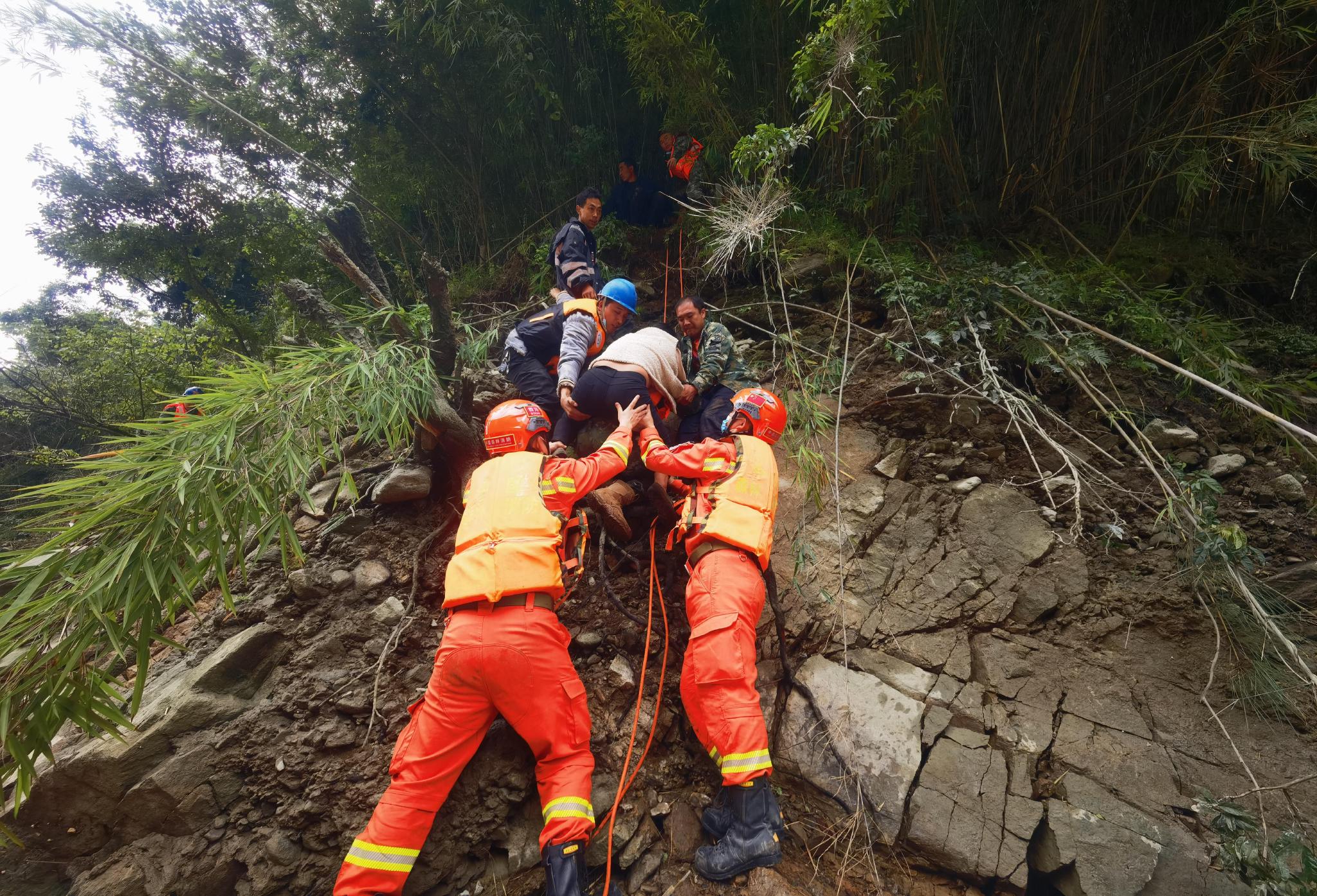 6日上午,阿坝州森林消防支队采用绳索救援方法,将被困伤者背下山,再