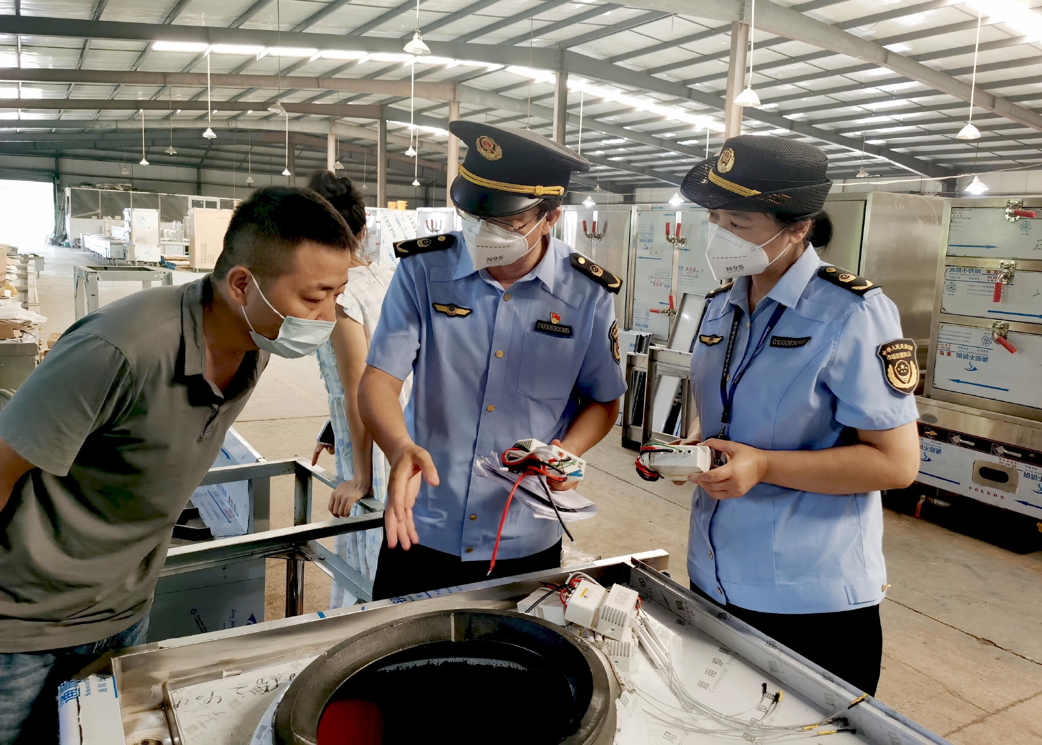 执法人员对燃气灶具及配件产品质量进行检查.张学功/摄