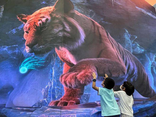 　　图为服贸会元宇宙体验馆吸引了众多青少年参观、互动