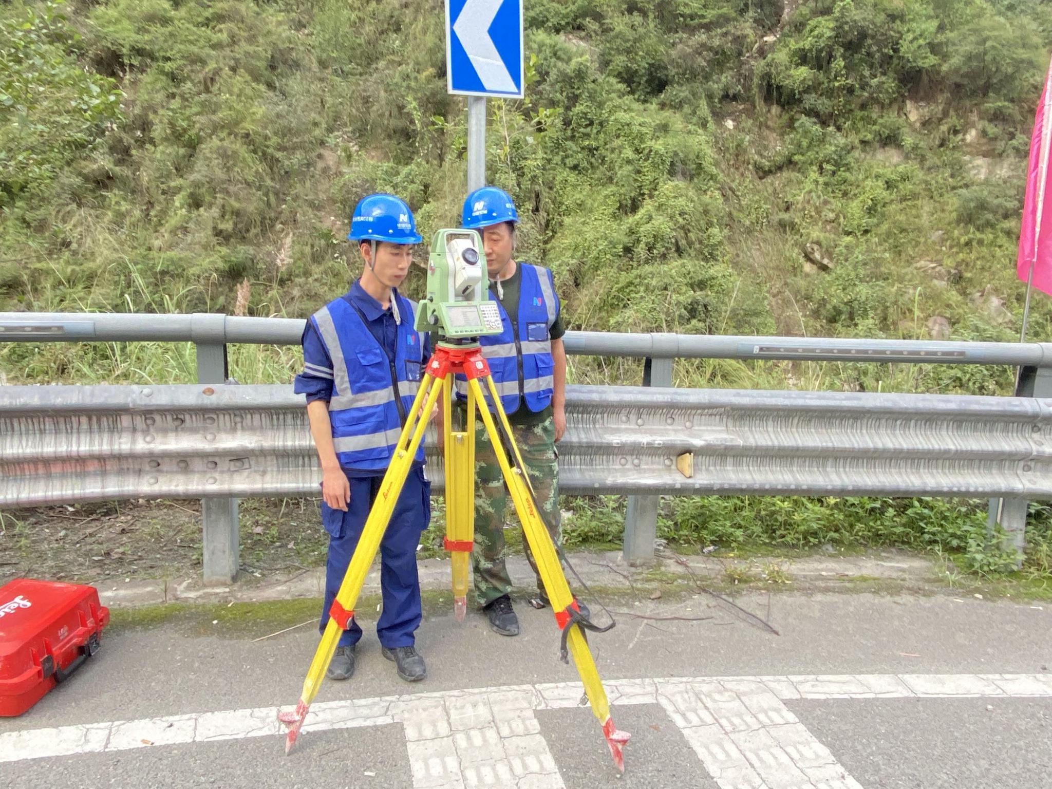 测量员实时监测山体滑坡情况