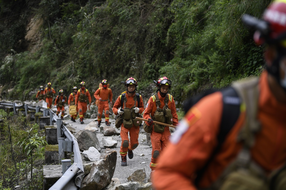 9月6日，四川森林消防特勤大队队员们加快速度通过危险路段。（杨树 摄）