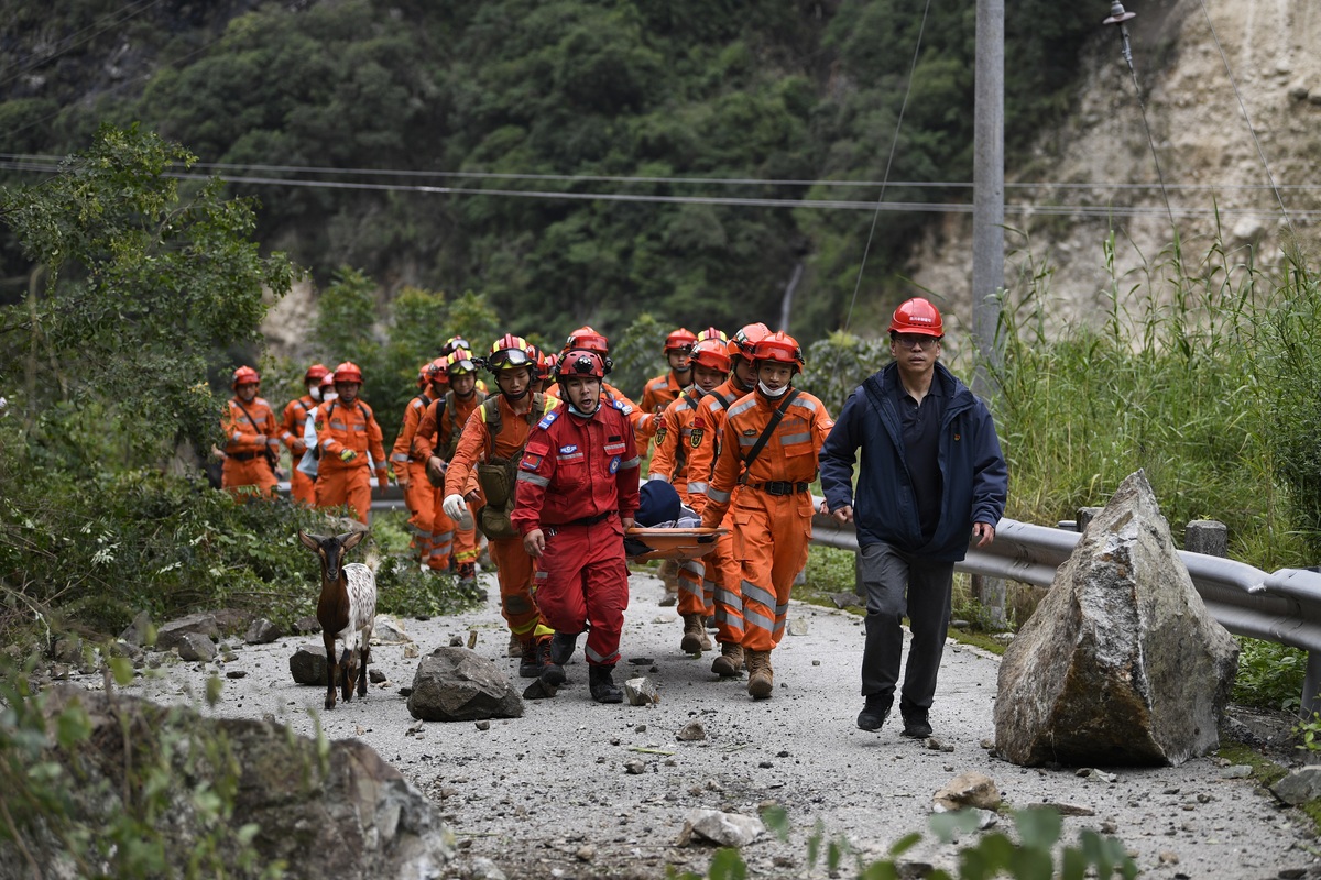 9月6日，磨西镇咱地村最后一位被困群众被武警官兵和森林消防转移救出。（杨树 摄）