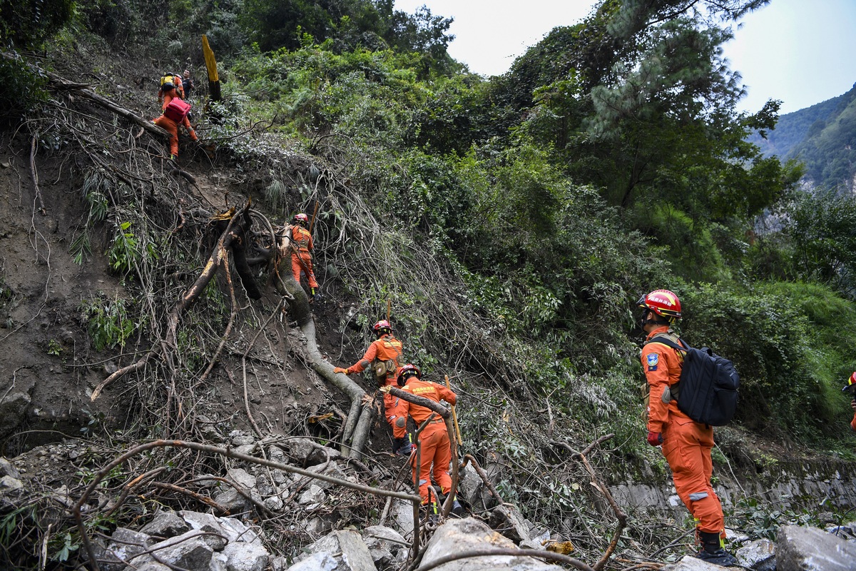 9月6日，救援途中，四川省森林消防总队特勤大队获知山上有一名失联群众，立刻派遣10名队员上山搜救。（杨树 摄）