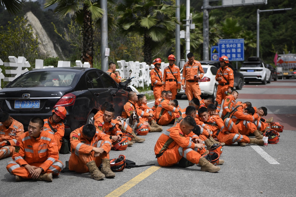 9月6日，磨西镇咱地村救援任务完成后，武警官兵寻隙休息。（杨树 摄）