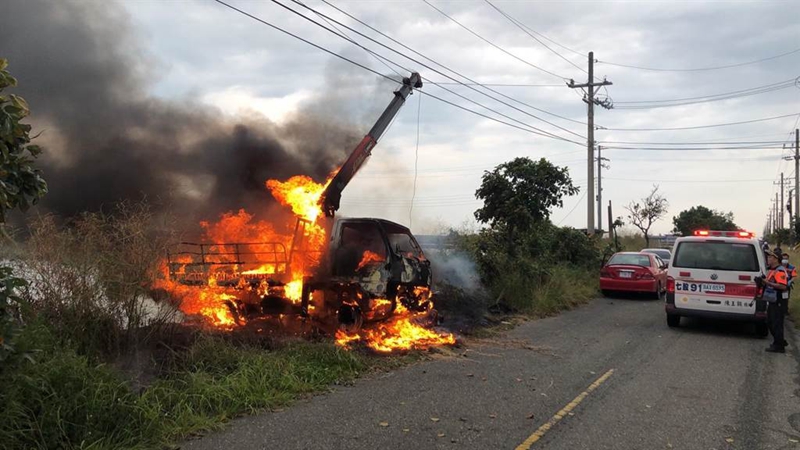 台南吊车不慎勾到高压电起火燃烧(图片来自台媒)