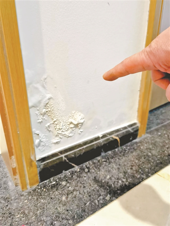 白色的墙面起泡鼓包