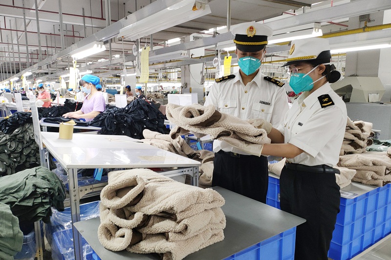 图为:关员到辖区服装企业开展市场采购贸易出口商品调研 周青/摄