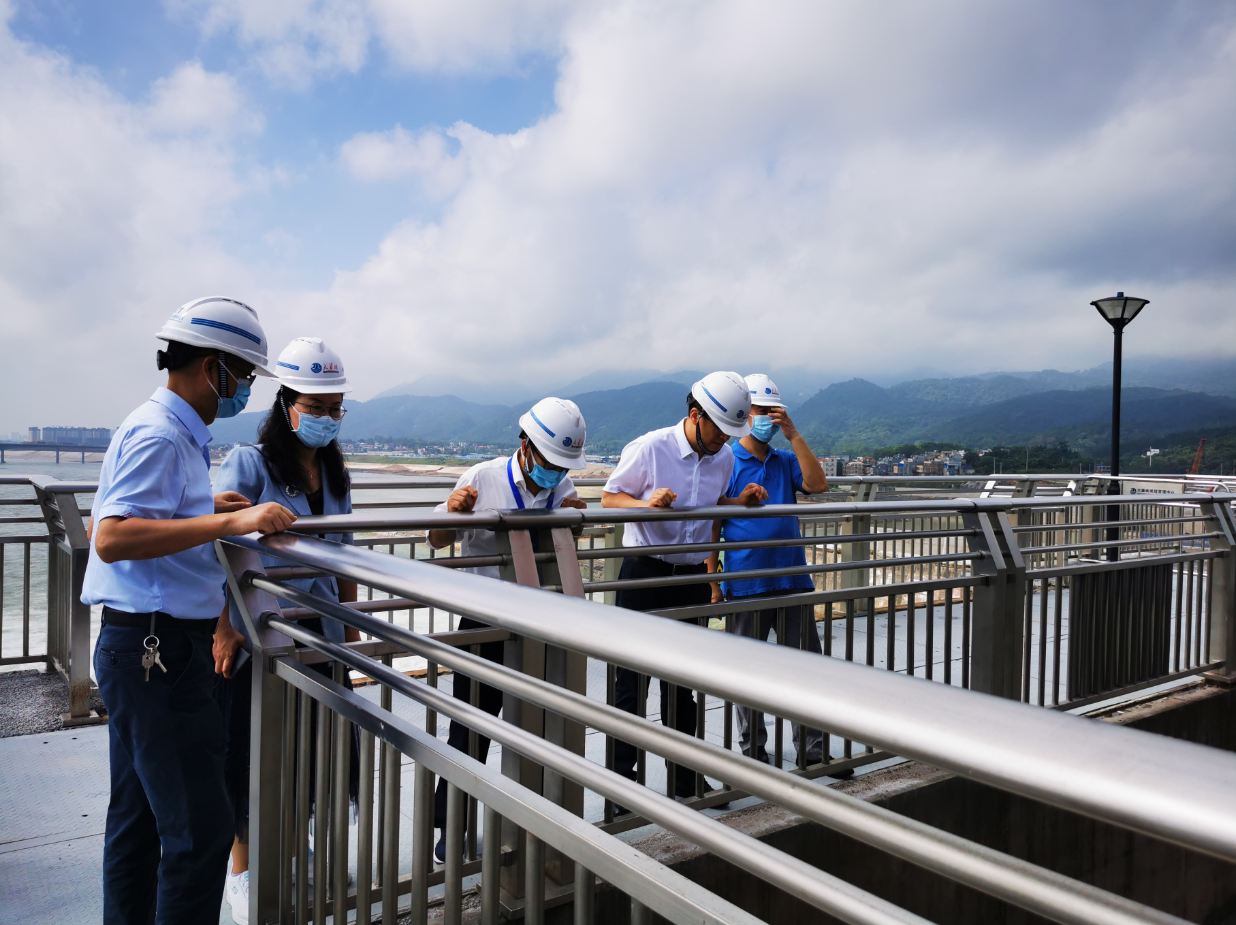 　　7月22日，水利部珠江水利委员会纪检组工作人员调研检查广西大藤峡水利枢纽工程建设和廉洁风险防控工作。 江朝芳 摄