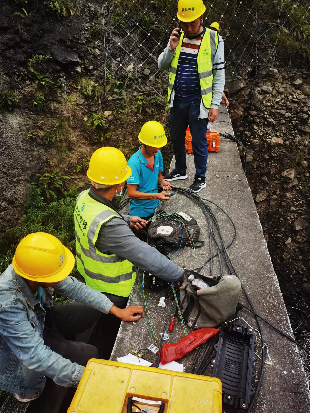 中国移动四川公司网络保障团队紧急抢修石棉至泸定受损光缆