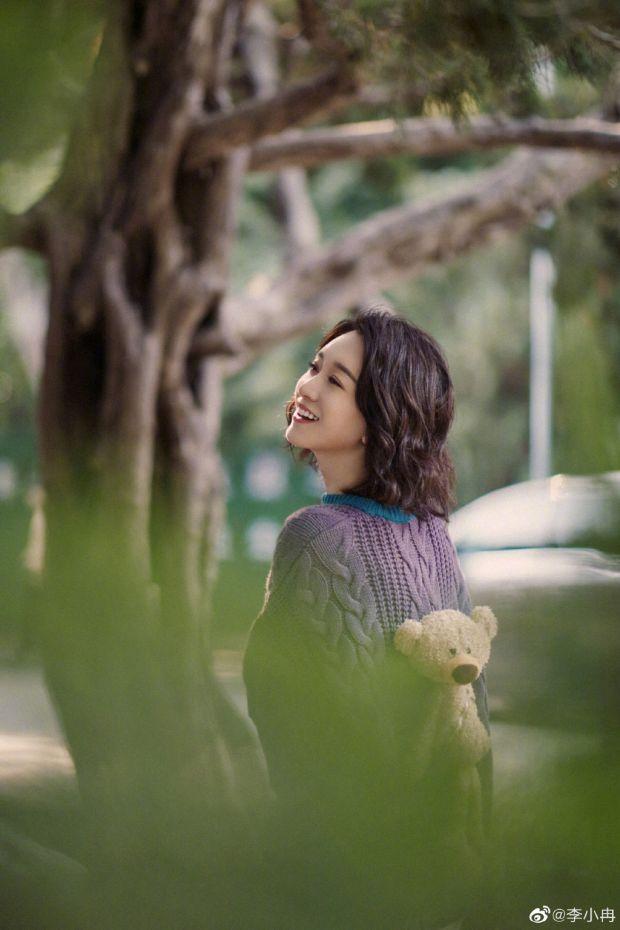 李小冉穿毛衣漫步秋日林荫道 微卷短发温柔娴静气质佳|李小冉_新浪