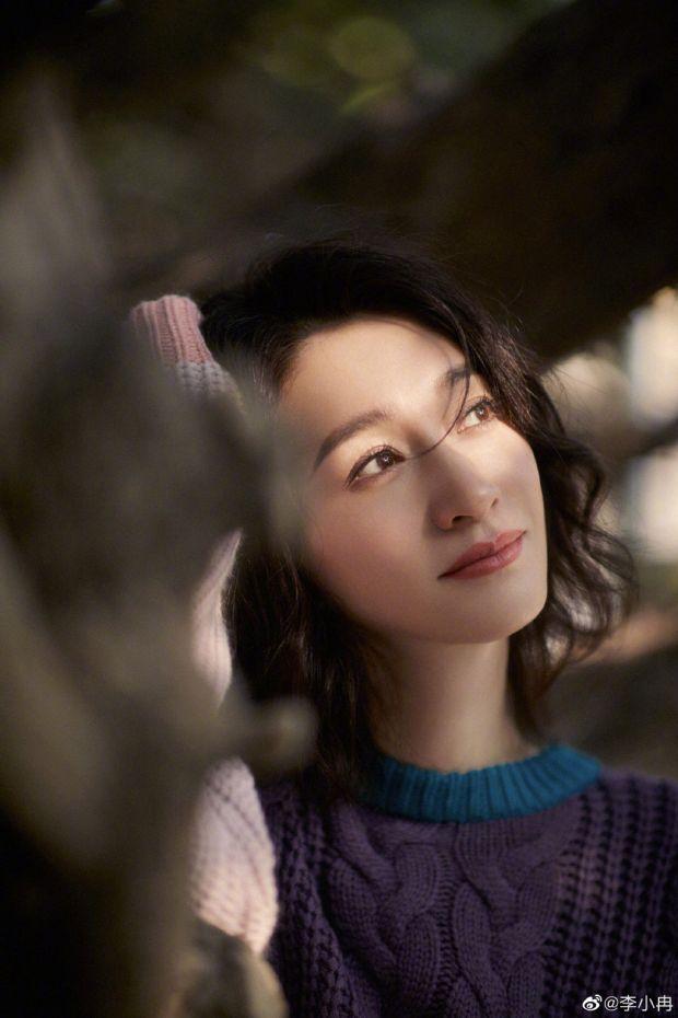 李小冉穿毛衣漫步秋日林荫道 微卷短发温柔娴静气质佳|李小冉_新浪