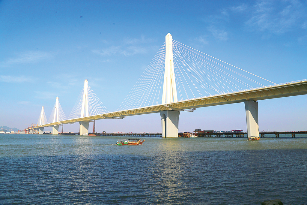 粤港澳大湾区重点工程——珠机城际金海大桥主跨钢梁成功合龙|粤港澳