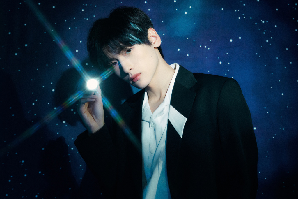 翟潇闻出席品牌直播活动 穿深色西装拍摄写真儒雅绅士_高清图集_新浪