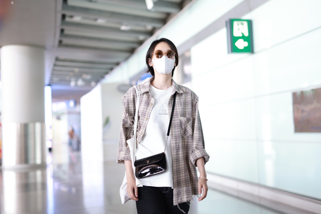 童瑶身穿格子衬衫搭白t抵达首都机场 留短发大步疾走潇洒随性_高清