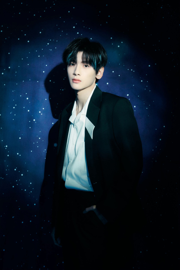 翟潇闻出席品牌直播活动穿深色西装拍摄写真儒雅绅士