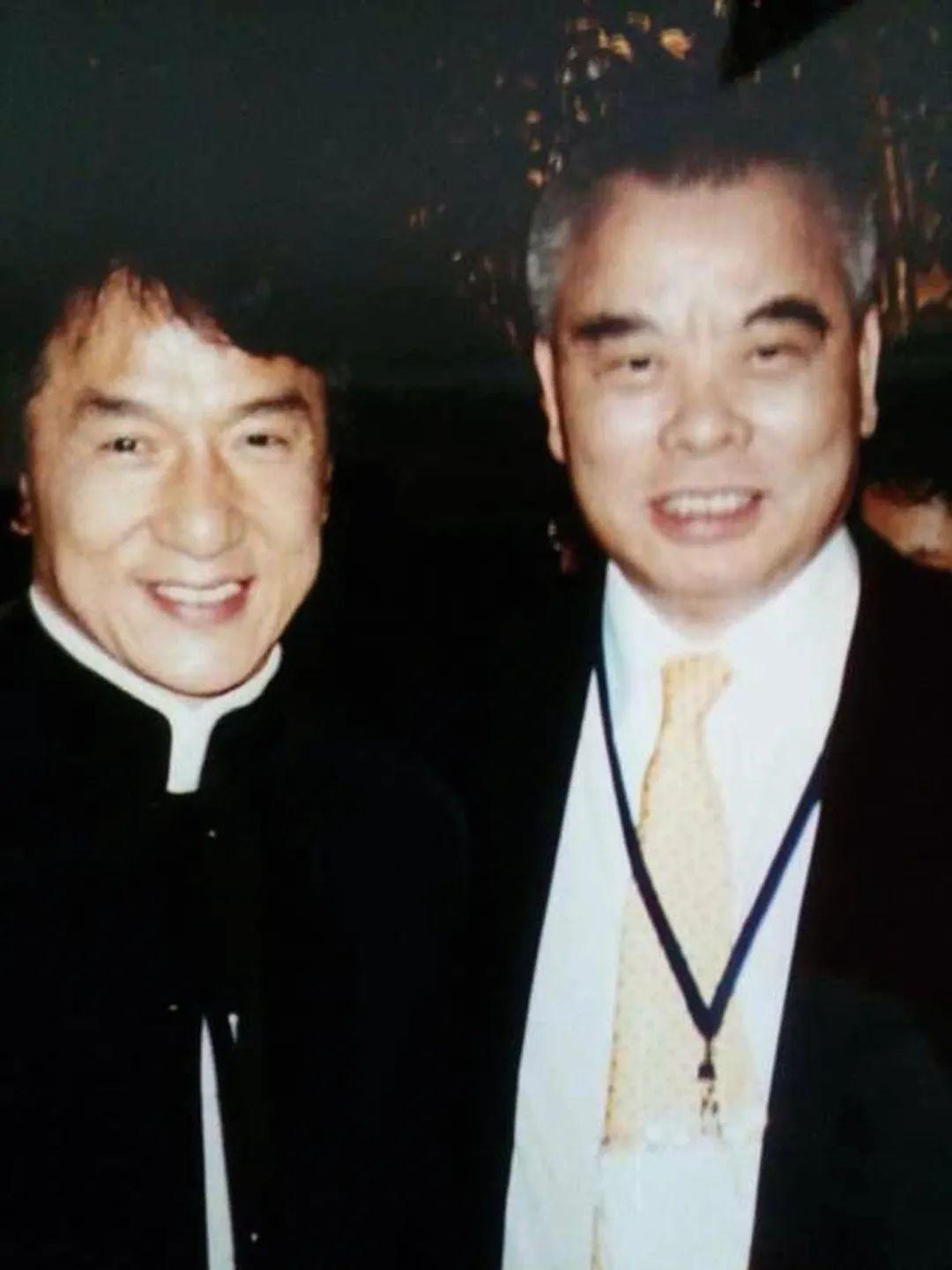 　　洪祖星先生与国际影星成龙合影