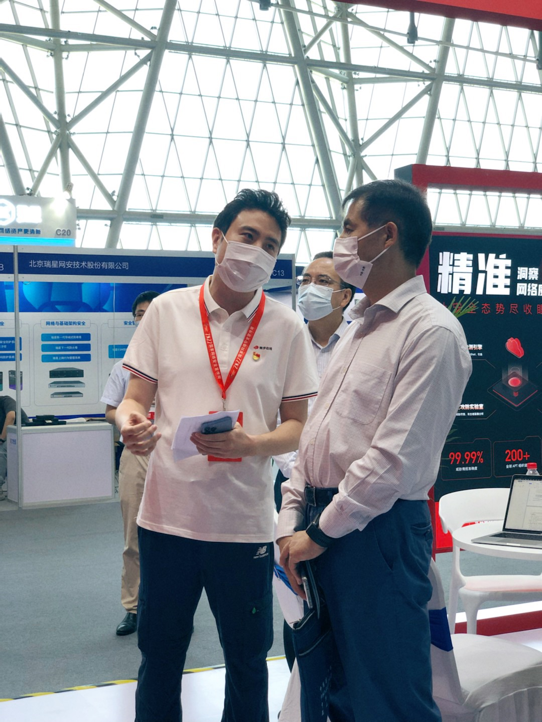　　中央网信办网络数据管理局局长胡啸(右一)莅临微步在线展位