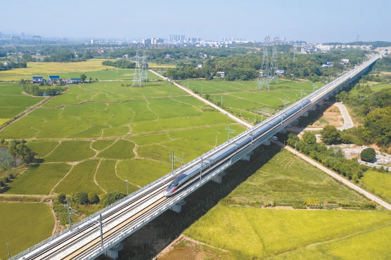 9月6日,高铁列车行驶在渝厦高铁益长段八曲河特大桥上(无人机照片).