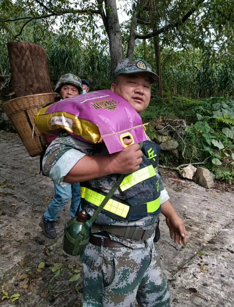 ▲蹇元红在重灾区磨西镇蔡阳村帮忙搬运物资。图片来源：王晓